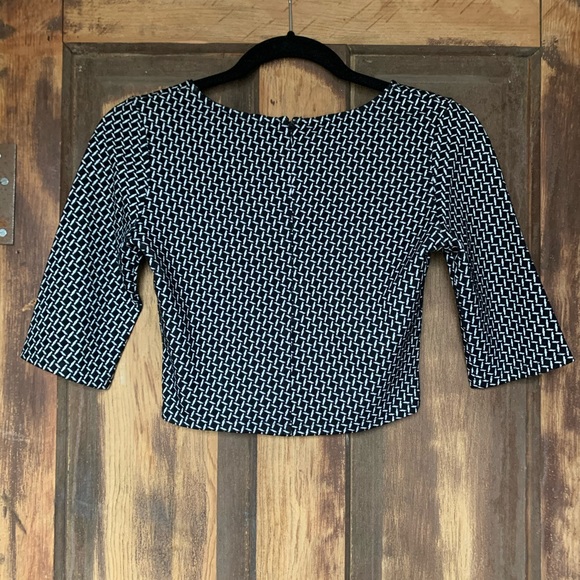 NWOT ALYTHEA cropped 3/4 sleeve top - Picture 2 of 4